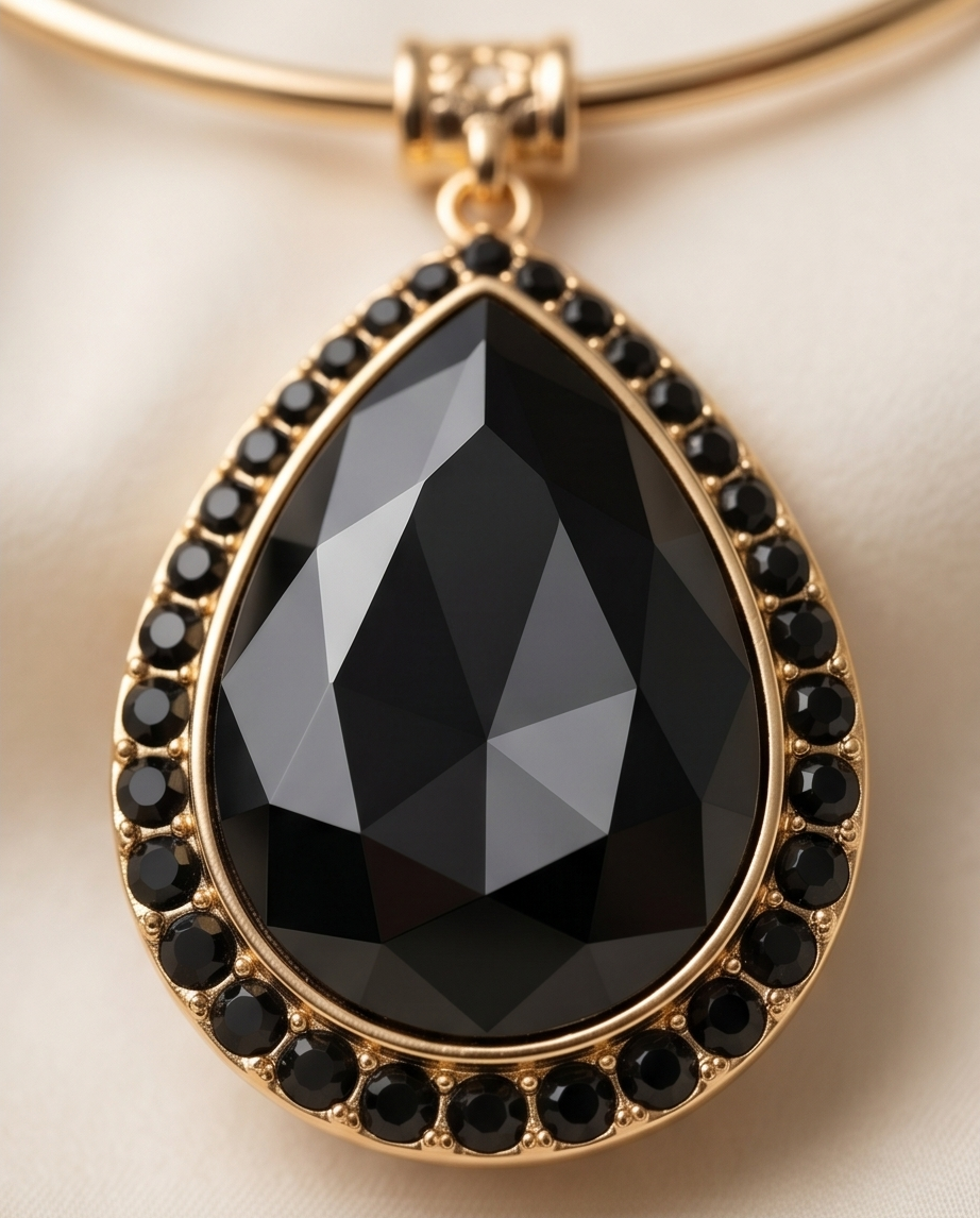 Unique Queen Black Necklace