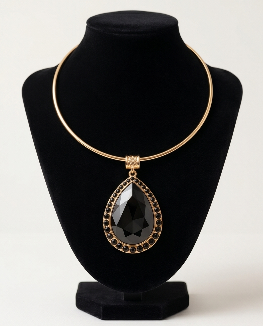 Unique Queen Black Necklace