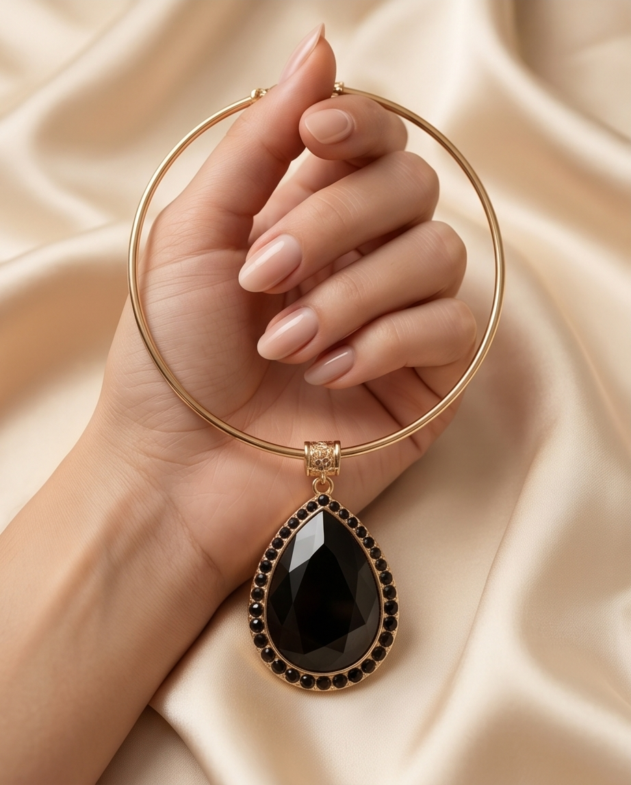 Unique Queen Black Necklace